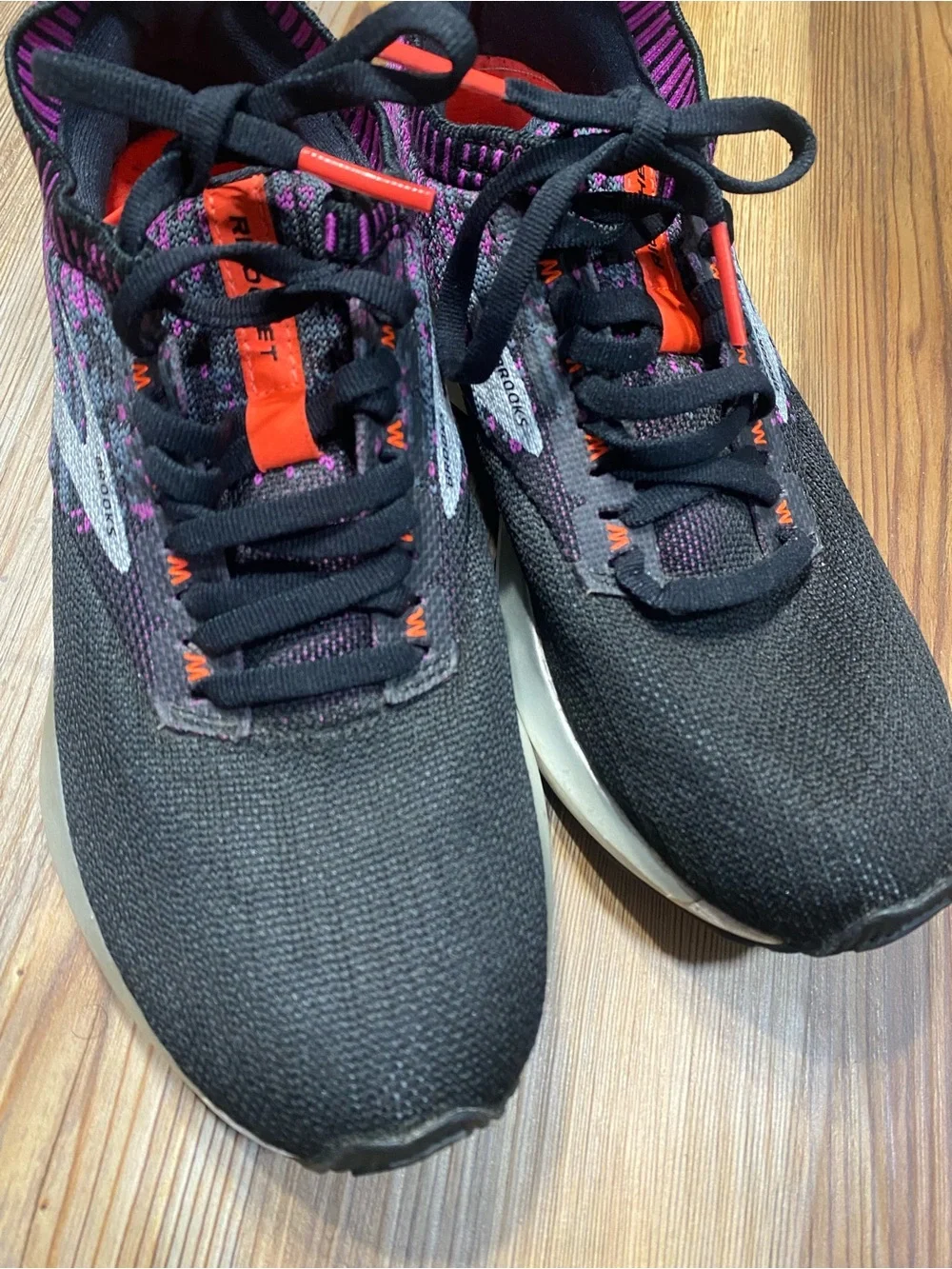 Brooks Ricochet Shoes - Picture 3 of 9